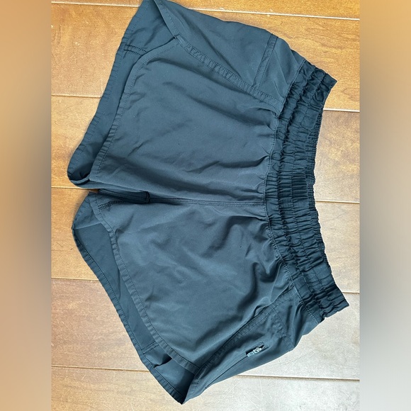 Lululemon Shorts Size 8 - Picture 1 of 2